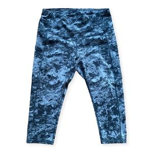 Capri black and grey marbled athletic leggings